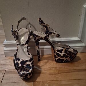 Alice and Olivia By Stacey Bender Women's Size 38.5 Leopard Print Platform Heels